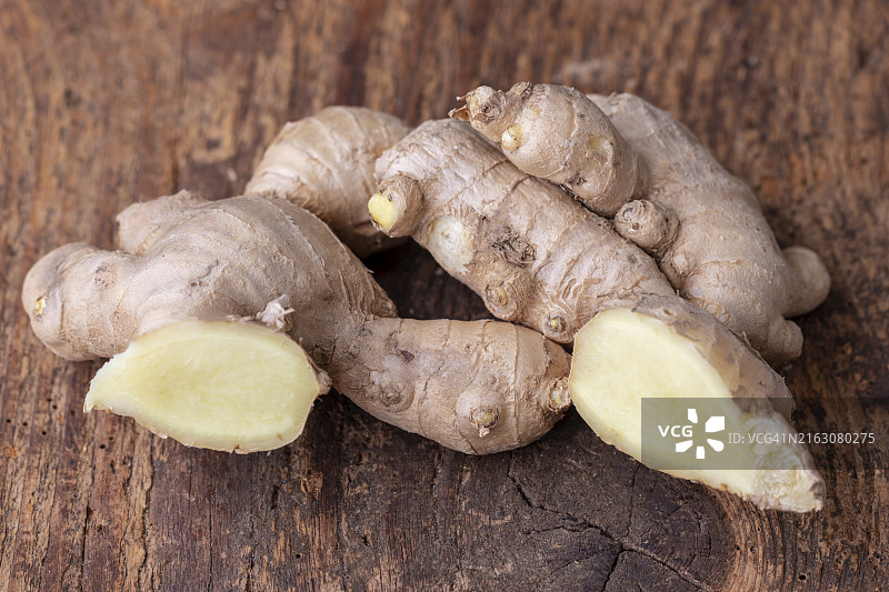 深色木头上的新鲜生姜图片素材