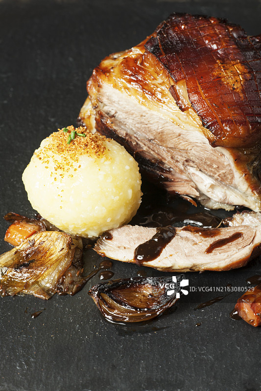 巴伐利亚烤猪肉配饺子图片素材