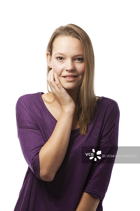 年轻女子看着镜头图片素材