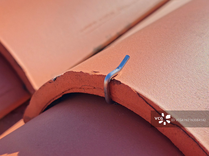 用于固定屋顶瓦片的钢制挂钩图片素材