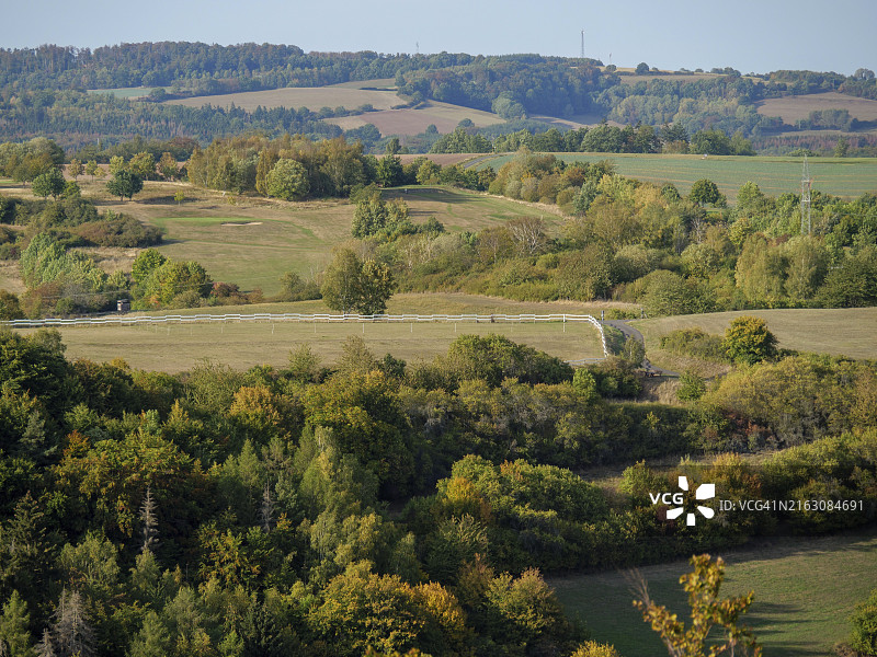 阳光明媚的日子里，瓦尔代克，黑森州，德国，欧洲的丘陵景观，有草地和秋天的树木图片素材