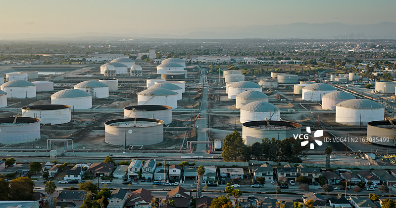 托伦斯炼油厂日落时分的巨型储油罐 - 高角度航拍图片素材