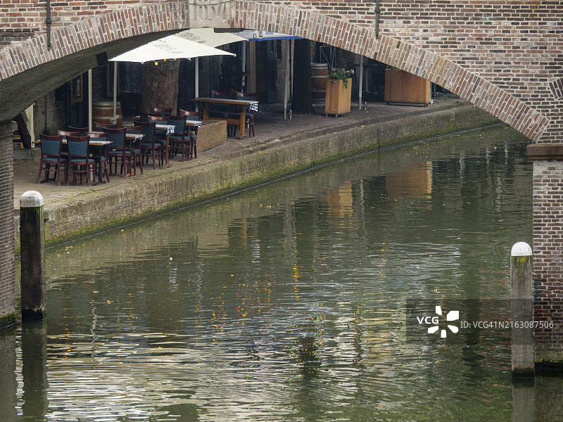 荷兰乌得勒支：运河上的静谧餐厅图片素材
