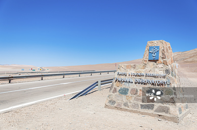 通往帕拉纳天文台VLT望远镜的入口道路标志图片素材