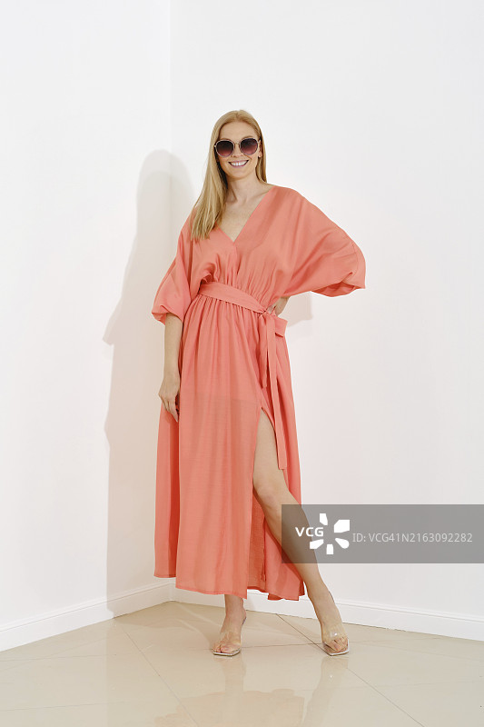 时装模特展示V领珊瑚色落地长裙图片素材