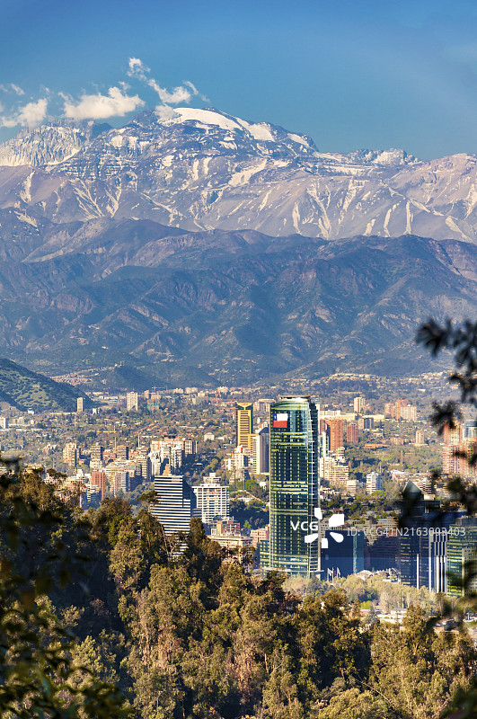 2010年智利圣地亚哥现代办公楼天际线图片素材