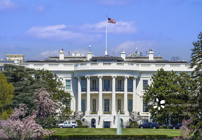 2018年春日，从南草坪眺望的白宫（可见美国国旗）图片素材