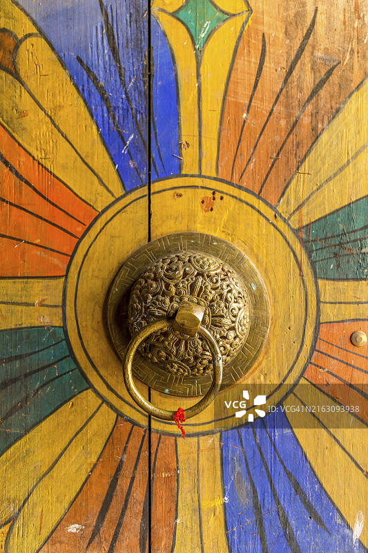 红色木门上的金色门把手图片素材