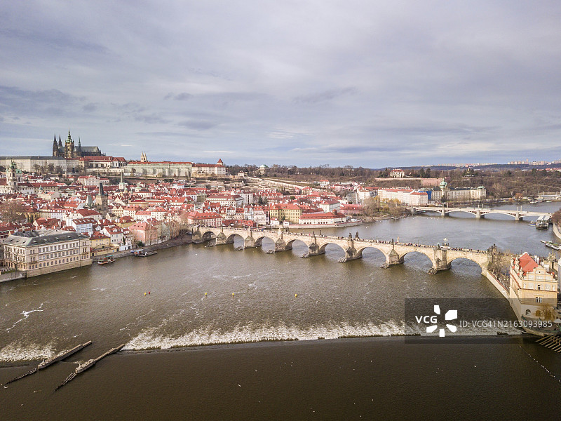 布拉格小城区和桥梁鸟瞰全景，伏尔塔瓦河图片素材