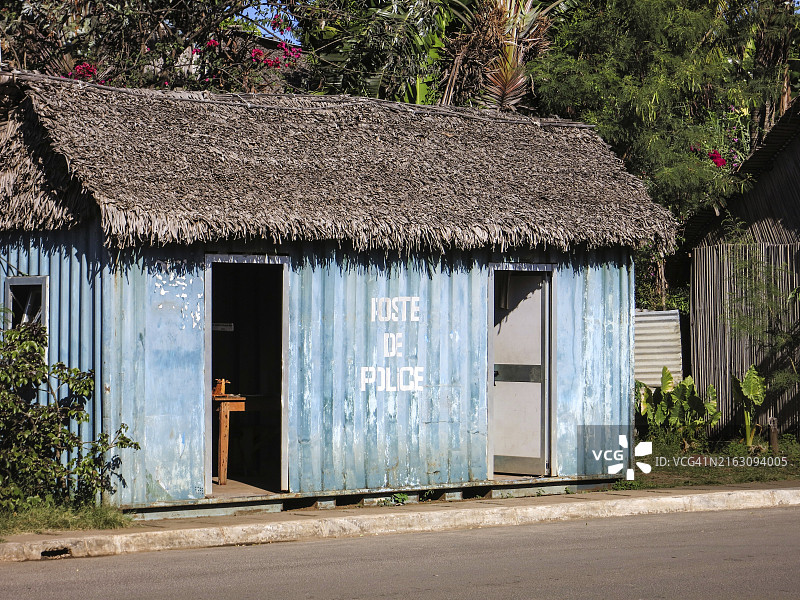马达加斯加诺西贝岛地狱镇，集装箱内的马达加斯加警察图片素材