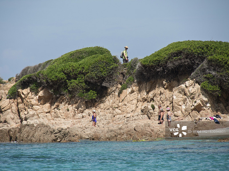 科西嘉阿雅克肖崎岖海岸线旁行走的人们图片素材