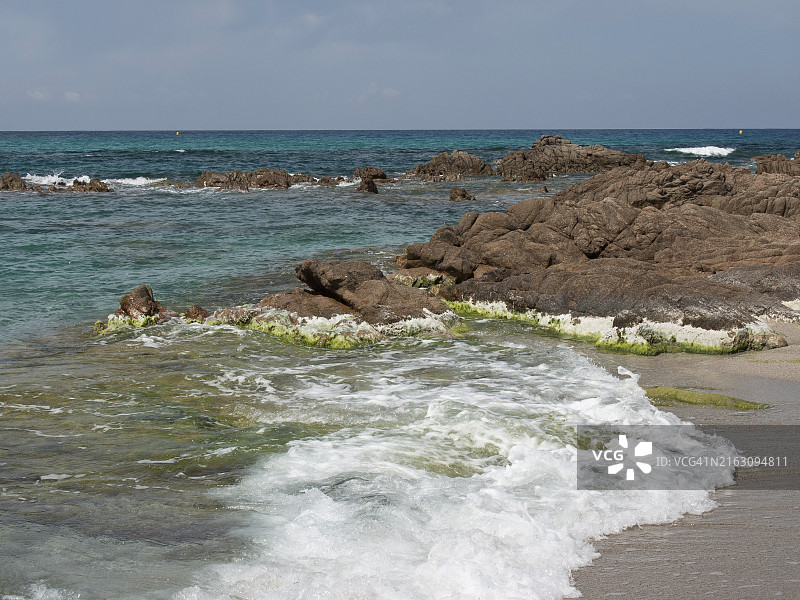 海浪拍打科西嘉岛阿雅克肖岩石海岸图片素材