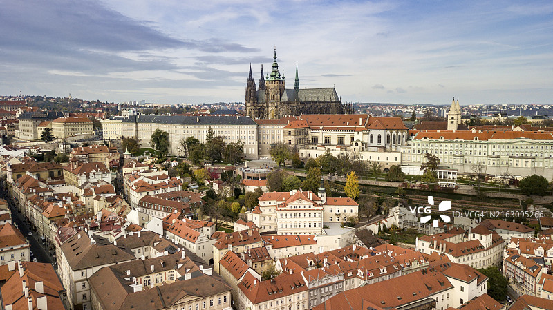 布拉格天际线全景，含查理大桥和伏尔塔瓦河图片素材