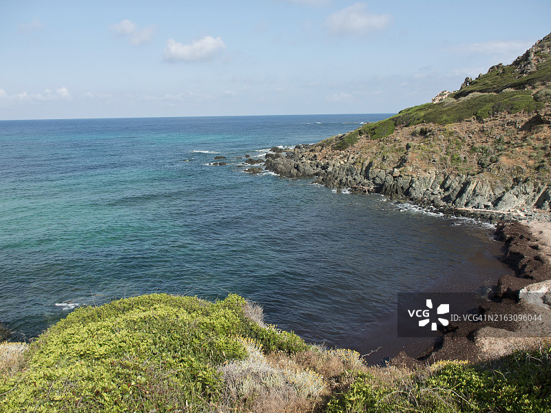 岩石悬崖和绿色植被的海景，法国科西嘉岛阿雅克肖图片素材