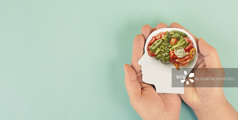 用胡萝卜、西兰花和辣椒等蔬菜制成的大脑，健康食品和生活方式，纯素营养图片素材