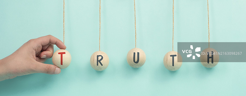 真理、虚假信息和宣传，事实与假新闻，阴谋论概念，媒体与操纵，精神控制图片素材