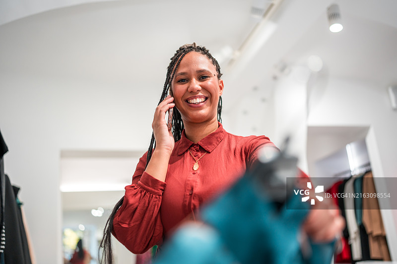 混血女店主正在打电话图片素材
