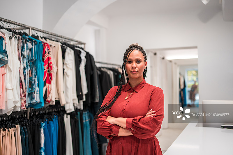 混血女商人和精品店老板交叉双臂图片素材