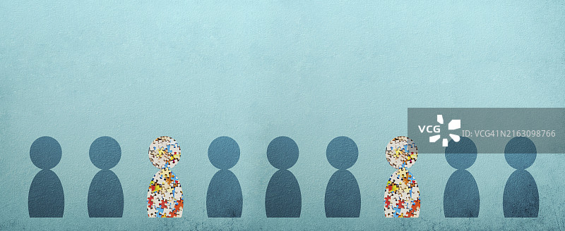 患有自闭症、多动症儿童与彩色拼图图片素材