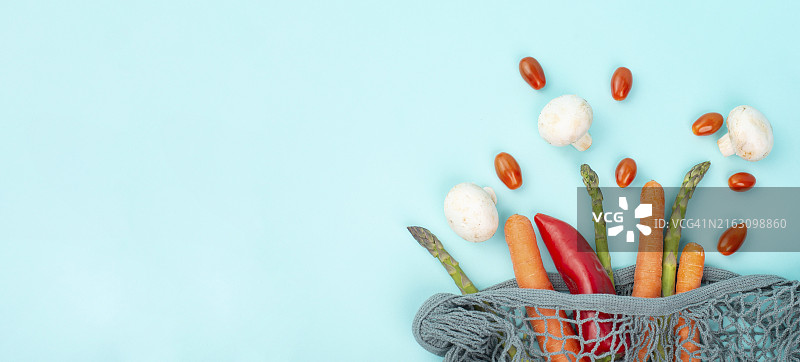 芦笋苗、蘑菇、胡萝卜和番茄，零浪费蔬菜购物图片素材