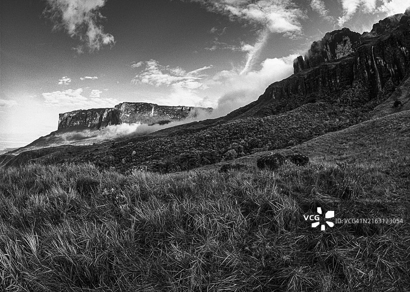 委内瑞拉卡奈马国家公园的罗赖马山和库克南峰图片素材