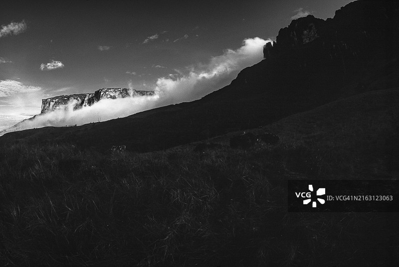 委内瑞拉卡奈马国家公园的罗赖马山和库克南峰图片素材