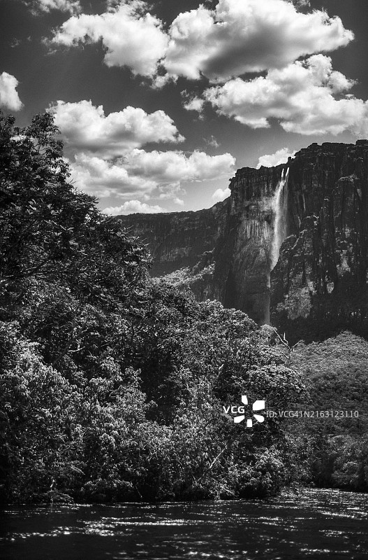 委内瑞拉卡奈马国家公园丘伦河上的天使瀑布图片素材