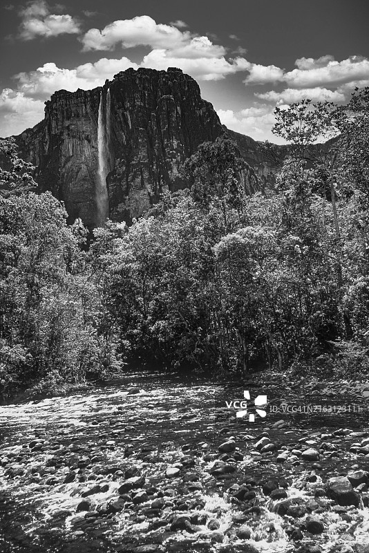 委内瑞拉卡奈马国家公园丘伦河上的天使瀑布图片素材