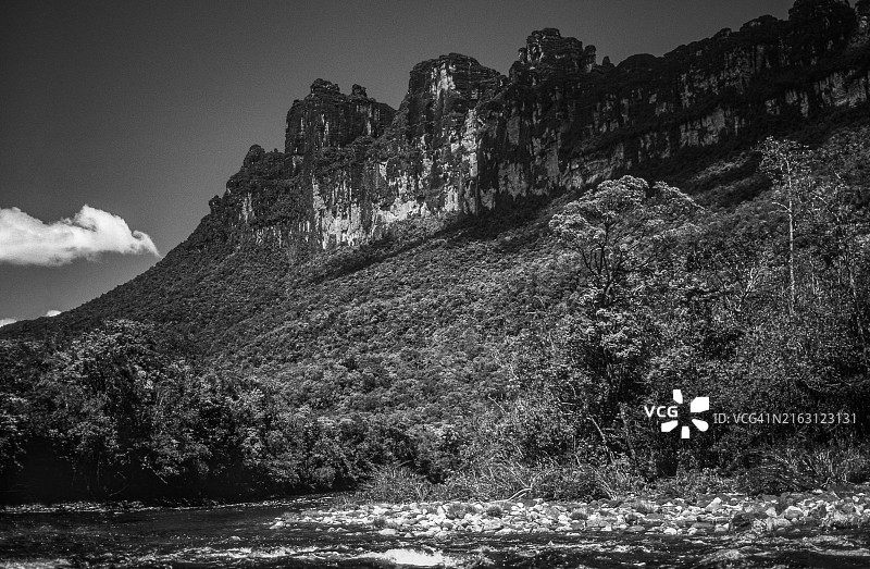 委内瑞拉卡奈马国家公园丘伦河的奥扬特普伊山图片素材