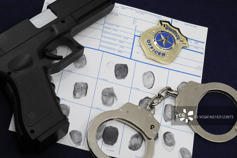 执法概念：指纹、枪支、徽章和手铐图片素材