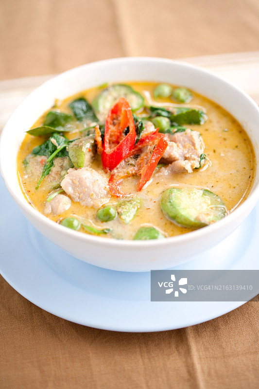 鱼丸绿咖喱：富含香茅、罗勒和青柠等新鲜营养食材的泰式美食图片素材