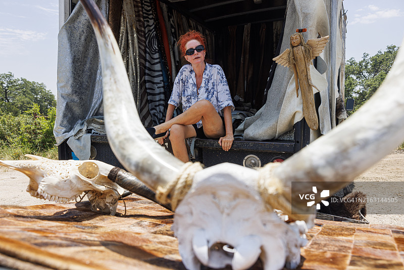 展示牛皮工艺品的德克萨斯州商人图片素材