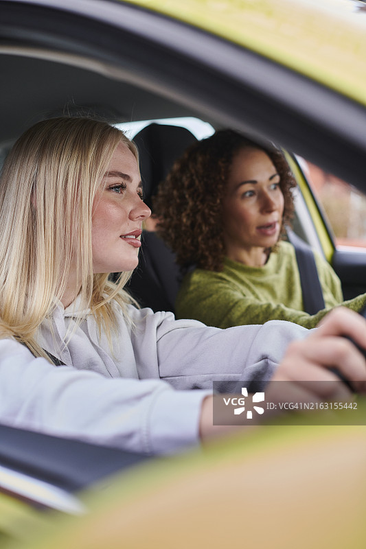 有教练的学车者图片素材