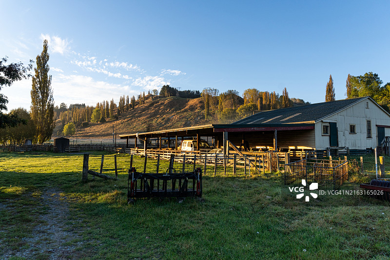 清晨朗伊蒂凯剪羊毛棚屋，前景农用设备图片素材