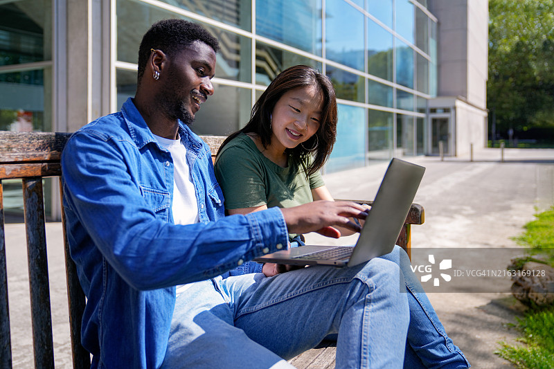 大学校园户外学生用笔记本协作图片素材