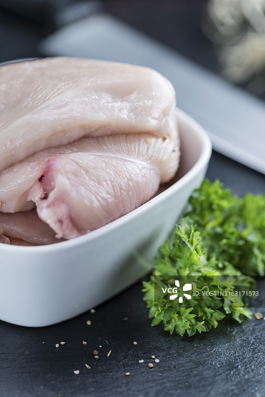 石板上的新鲜鸡肉排（详细特写镜头）图片素材