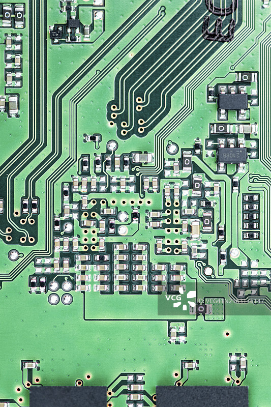 绿色PCB（印刷电路板）电子元件特写图片素材