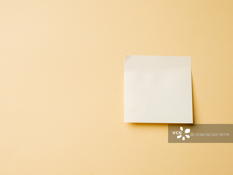 桃色背景上的空白粉色模糊便利贴包装，讨论业务、团队合作、头脑风暴概念，带阴影的便利贴纸，留白图片素材