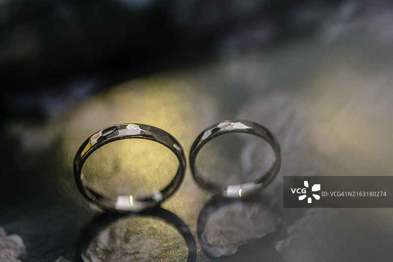 结婚戒指和装饰品图片素材