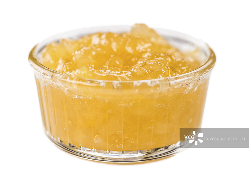 白色背景上的菠萝酱特写镜头图片素材