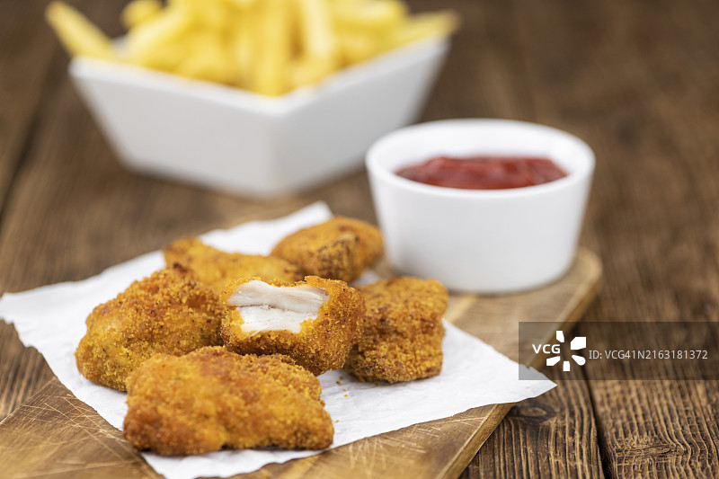 新鲜出炉的炸鸡块（特写，选择性聚焦）图片素材