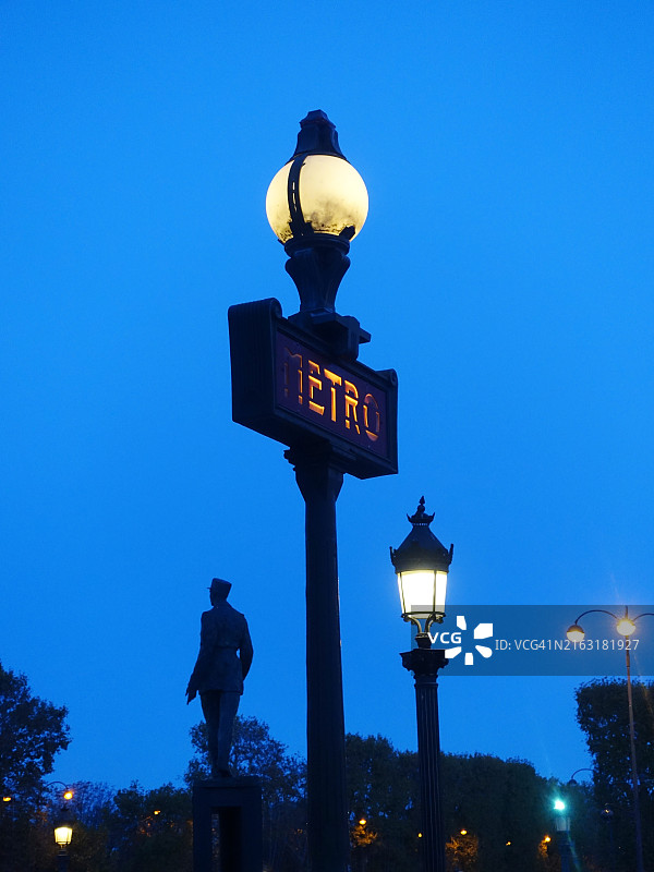 黄昏时的巴黎地铁入口图片素材