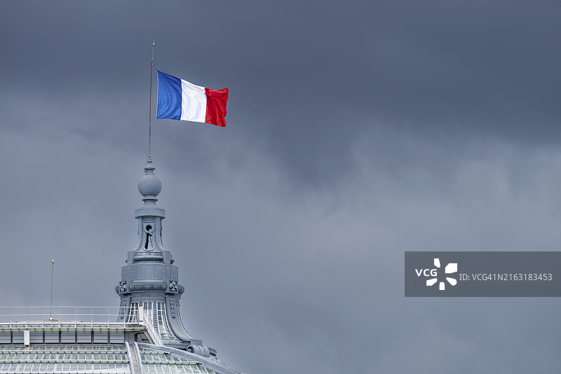 巴黎大皇宫上的法国国旗图片素材