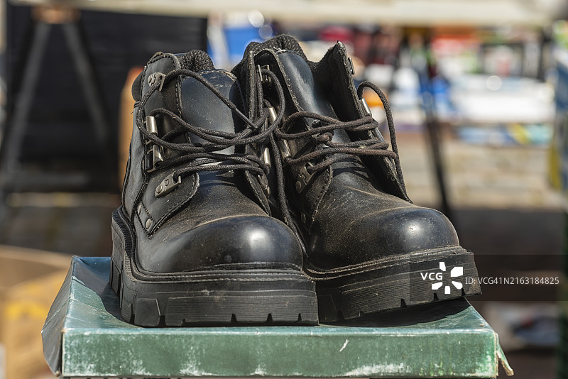两只系带黑色高帮皮鞋图片素材