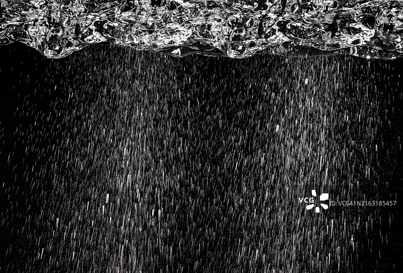 向下流动的天然水面，有小波浪和水滴图片素材