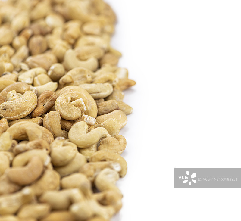 白色背景上的腰果（特写镜头，选择性聚焦）图片素材