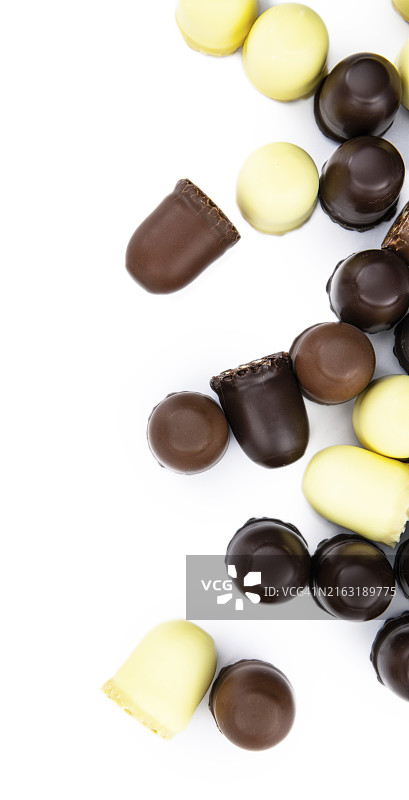 白色背景上的巧克力棉花糖（特写，选择性聚焦）图片素材