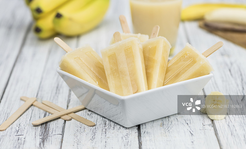 香蕉冰棒（木质背景上的特写镜头）图片素材