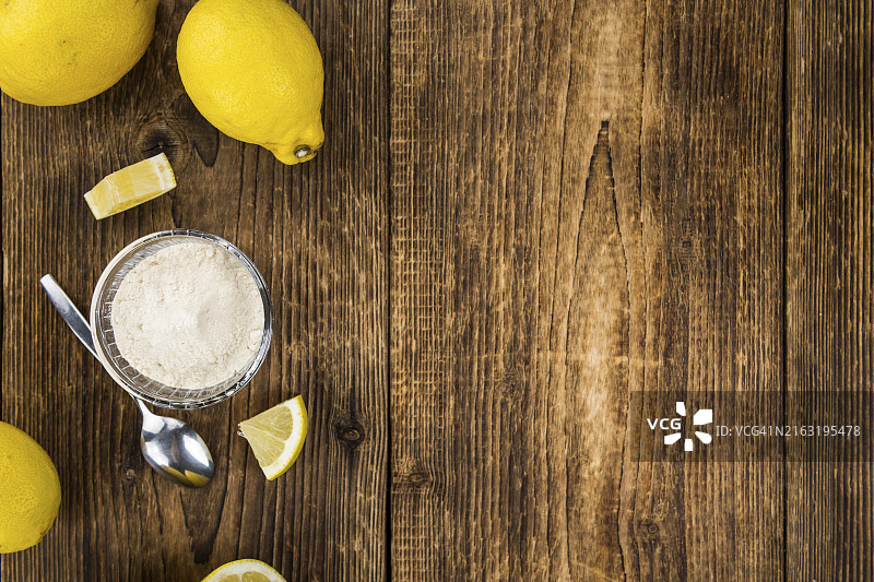 复古木桌上的柠檬粉末（选择性聚焦，特写镜头）图片素材