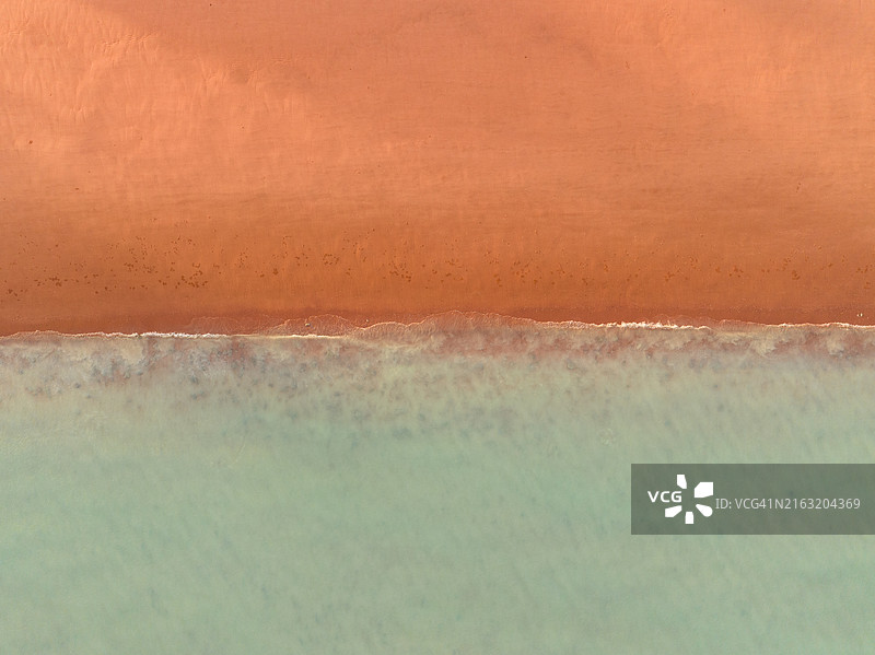 澳大利亚西澳大利亚州布鲁姆罗巴克湾的橙色海滩航拍图片素材